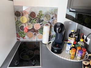 ثلاجة، ميكروويف، موقد طهي مسطح، ماكينة لصنع القهوة/الشاي