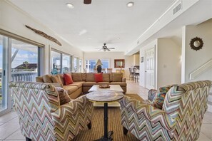Living area - Welcome to BEACH BEAUTY! (St. George Island)