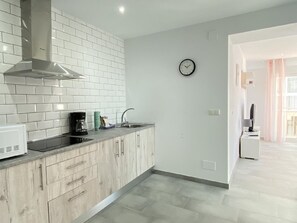 Kühlschrank, Mikrowelle, Wasserkocher mit Kaffee-/Teezubehör, Toaster