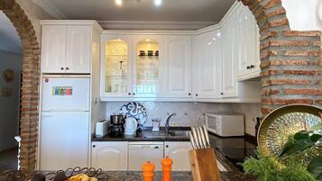 Een koelkast, een microgolfoven, een oven, een vaatwasser