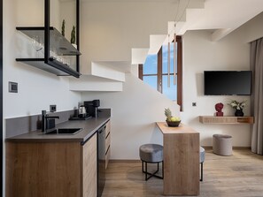 Luxury Duplex, Sea Facing | Living area | 43-inch Smart TV with satellite channels, TV, Netflix - Ethos Suites (Chania)