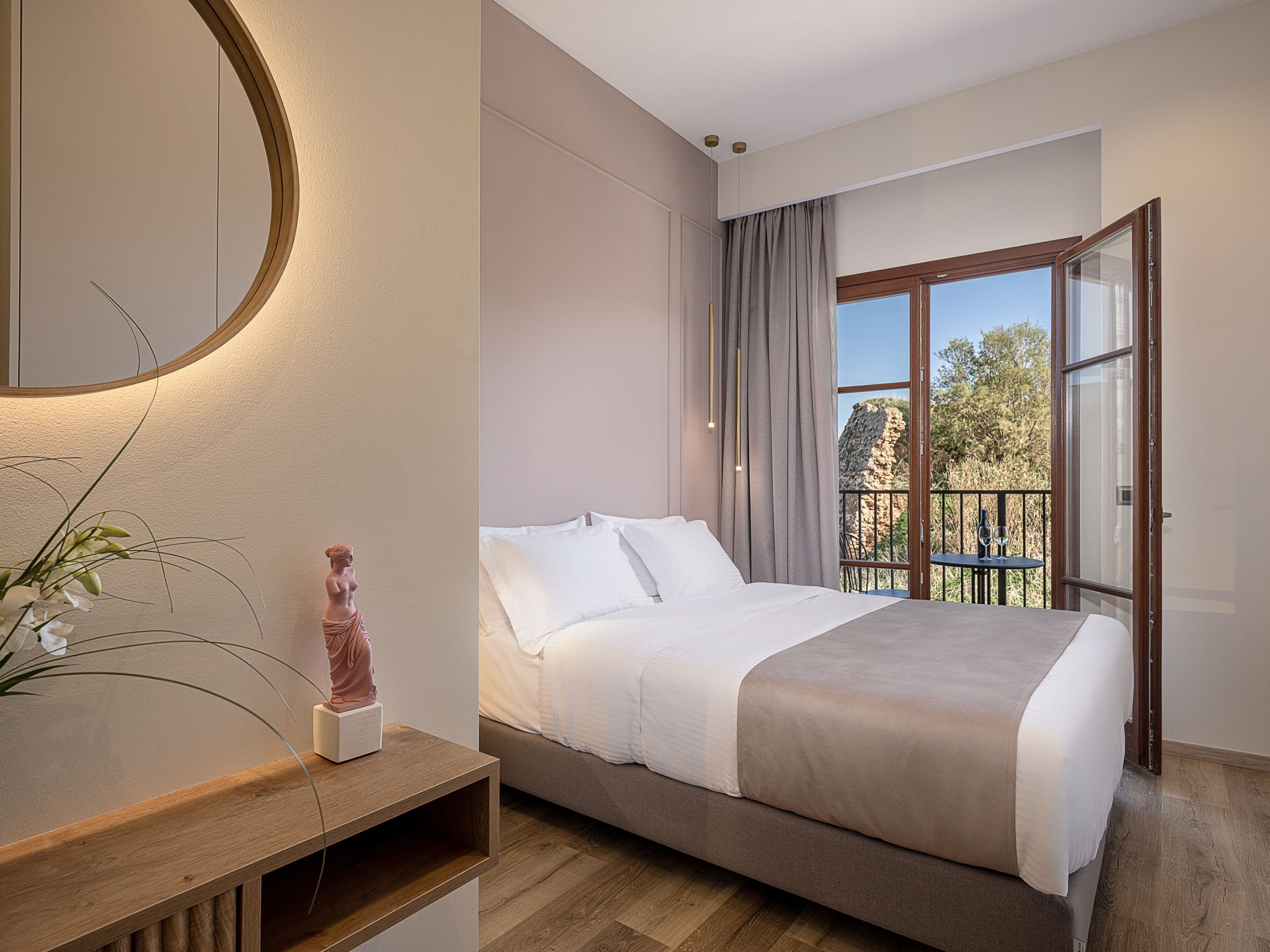 In-room safe, soundproofing, iron/ironing board, free WiFi