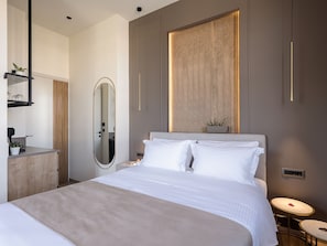 Deluxe Studio Suite | In-room safe, soundproofing, iron/ironing board, free WiFi - Ethos Suites (Chania)