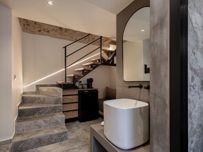Estudi en suite econòmic, 1 dormitori, no fumadors, planta baixa | Sala d'estar | Televisor intel·ligent, Netflix i serveis de streaming 