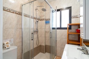 Douche, sĂšche-cheveux, serviettes fournies