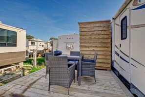 Outdoor dining - 149 Reel Street - Rogers Bay Campground (North Topsail Beach)