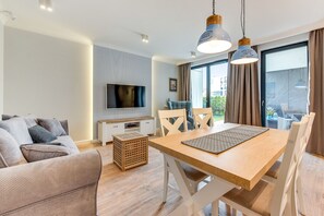 Deluxe Apartment | 1 bedroom, premium bedding, laptop workspace, travel crib