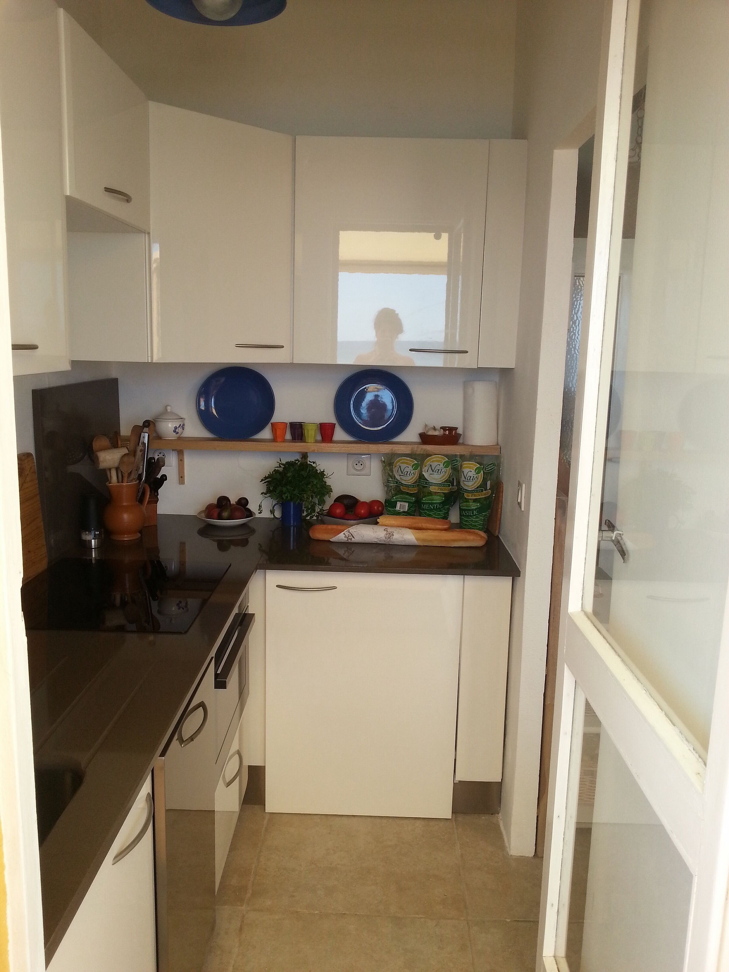Een koffiezetapparaat/waterkoker, een koelkast, een magnetron, een oven