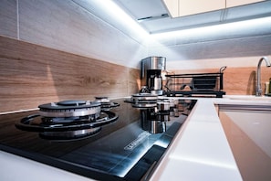 Refrigerador, microondas, placa de cocina, cafetera/tetera