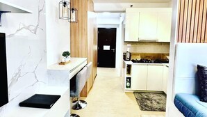 Une cuisine moderne avec un dosseret en marbre, des armoires en bois et une cuisinière intégrée.
