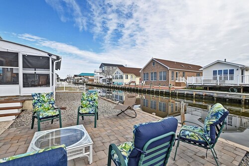 Comfortable 3 bed/2 bath home located in Swann Keys community! Minutes from Fenwick Island Beaches and Ocean City! Seasonal outdoor Pool, Wifi, Boat dock!