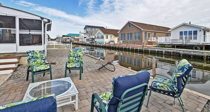 Comfortable 3 bed/2 bath home located in Swann Keys community! Minutes from Fenwick Island Beaches and Ocean City! Seasonal outdoor Pool, Wifi, Boat dock!
