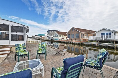 Comfortable 3 bed/2 bath home located in Swann Keys community! Minutes from Fenwick Island Beaches and Ocean City! Seasonal outdoor Pool, Wifi, Boat dock!