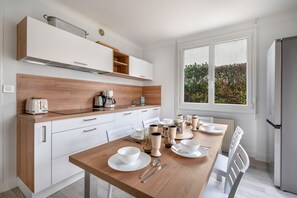 Een koelkast, een magnetron, een oven, een vaatwasser