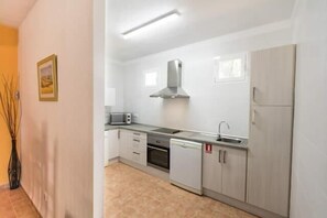 Micro-ondes, lave-vaisselle, grille-pain