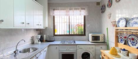 Een koelkast, een microgolfoven, een oven