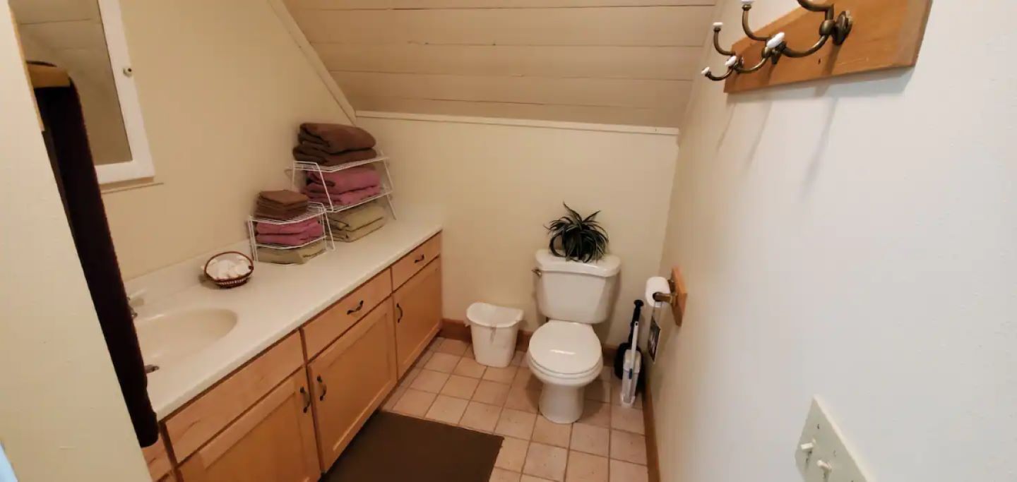 Een douche, een haardroger, handdoeken, zeep