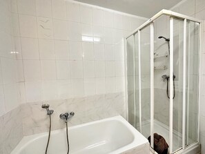 Baignoire, serviettes fournies
