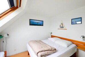 4 bedrooms, desk, iron/ironing board, travel crib