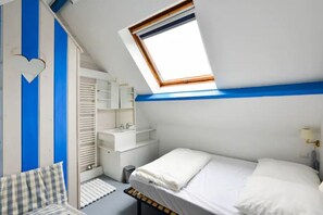 4 chambres, bureau, fer et planche à repasser, lit parapluie