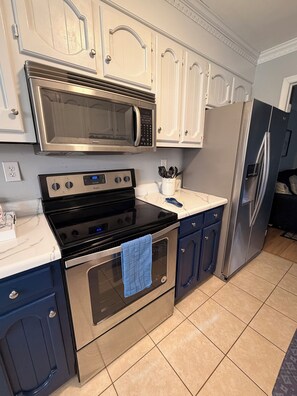 Refrigerador, microondas, horno y parrilla de estufa 