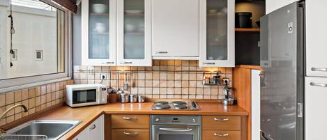 雪櫃、微波爐、焗爐、爐具