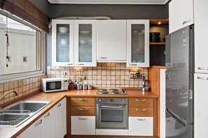 Réfrigérateur, four à micro-ondes, un four, surface de cuisson