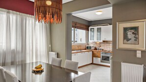 Una cucina moderna con mobili bianchi, un forno a microonde e un piano cottura.