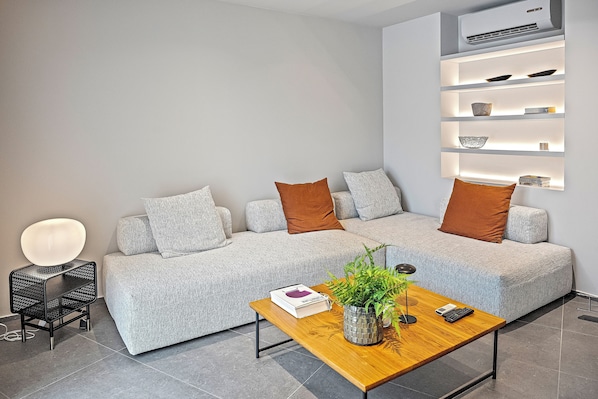 TV connectée, livres, chaîne hi-fi