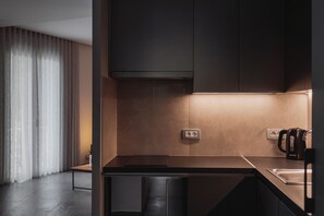 Kühlschrank, Mikrowelle, Ofen, Herdplatte