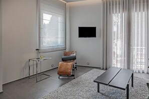 TV connectée, livres, chaîne hi-fi