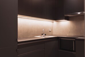 Jääkaappi, mikroaaltouuni, uuni, liesi