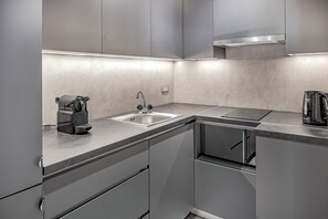 Kühlschrank, Mikrowelle, Ofen, Herdplatte