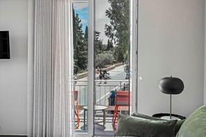 Smart TV, books, stereo