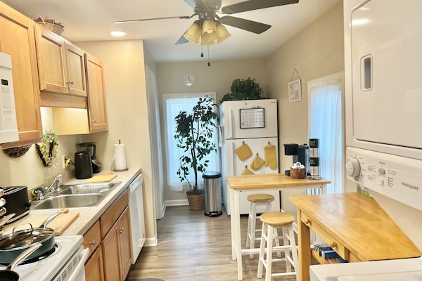 Een koelkast, een magnetron, een oven, een vaatwasser