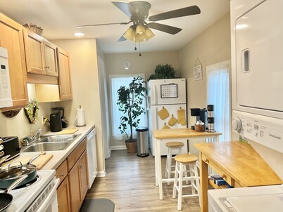 A Cozy, Homely, Fun Retreat minutes from downtown