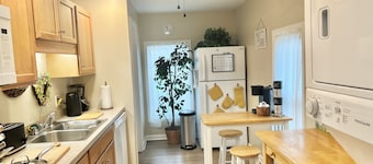 A Cozy, Homely, Fun Retreat minutes from downtown