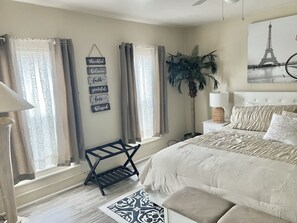 2 bedrooms, desk, iron/ironing board, free WiFi - A Cozy, Homely, Fun Retreat minutes from downtown (Rochester)