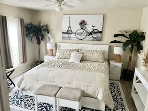 2 slaapkamers, een bureau, een strijkplank/strijkijzer, gratis wifi