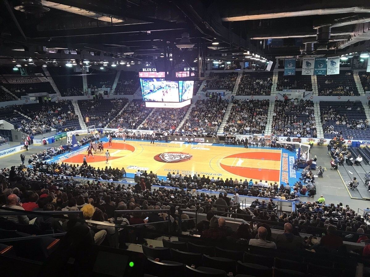Eine Basketballhalle mit Zuschauern im Stadion.
