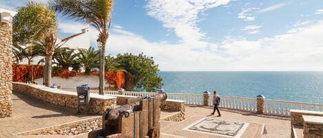 المنطقة المحيطة بالمنشأة