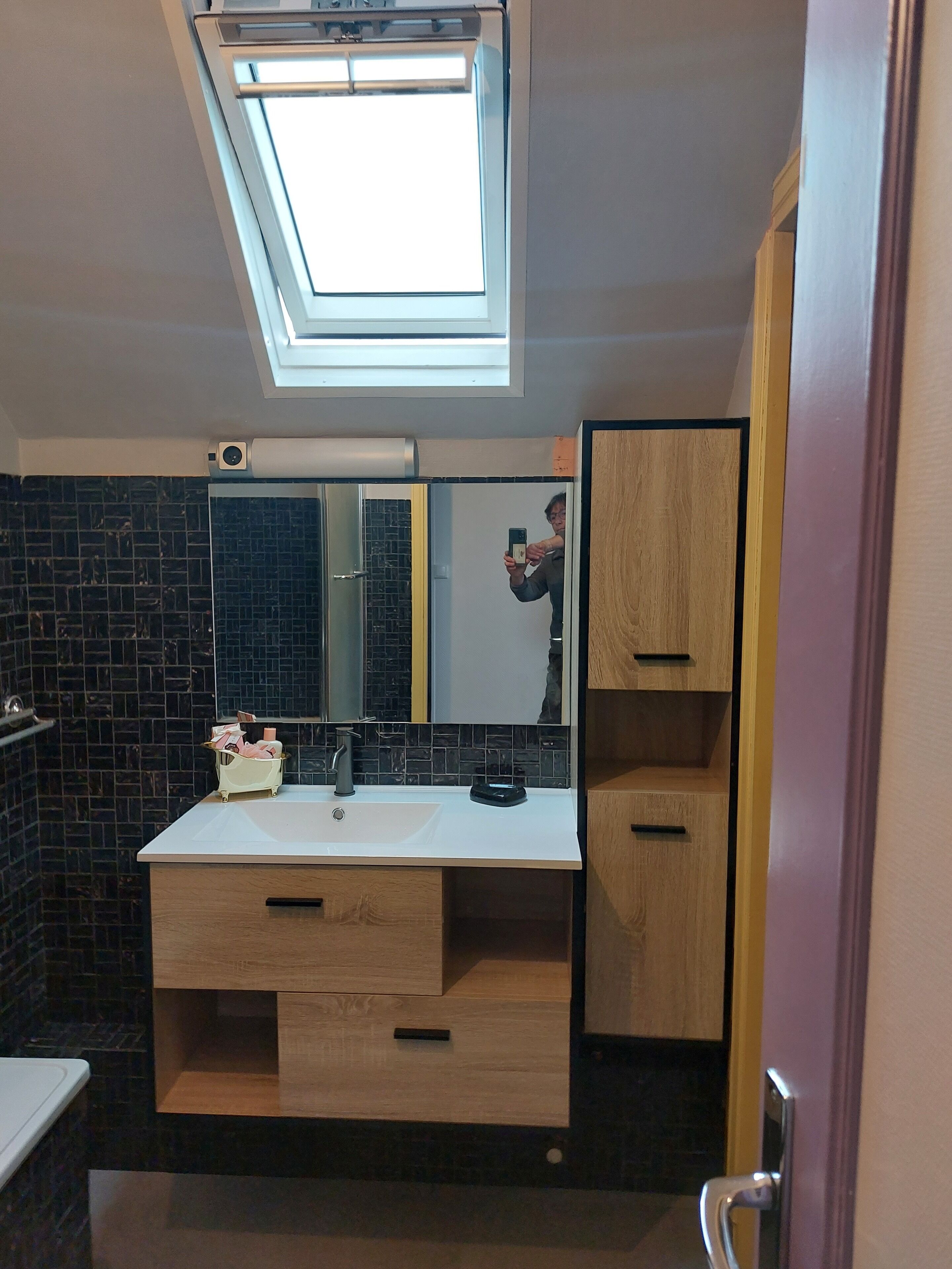 Douche, sèche-cheveux, serviettes fournies