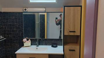 Douche, sĂšche-cheveux, serviettes fournies