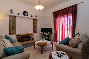 Townhouse – classic, 2 soverom | Oppholdsområde | En 32-tommers smart-TV med kabel-kanaler samt TV og peis