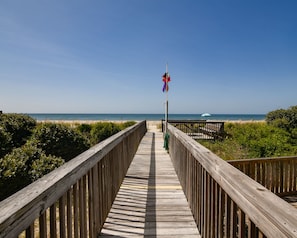 Property grounds - Hobbs Realty - "Paradise Cove" Beautiful spacious oceanfront beach home with a saltwater pool (Holden Beach)
