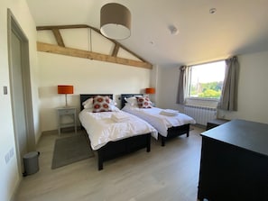 2 habitaciones, tabla de planchar con plancha, cuna de viaje y wifi
