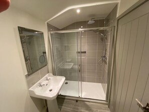 Shower, hair dryer, towels, soap - Glebe Barn - heart of the Cotswolds (Upper Rissington)