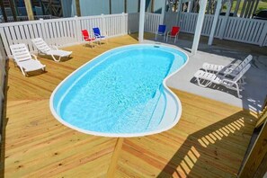 A heated pool - Hobbs Realty - Unwind in "Sea Salt," a gorgeous oceanfront home with a private heated pool. (Holden Beach)