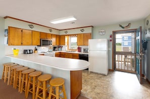 Coffee/tea maker, fridge, microwave, oven