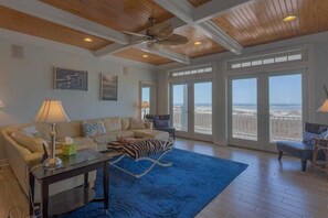 Télévision à écran plat, Netflix, lecteur de DVD, services de streaming